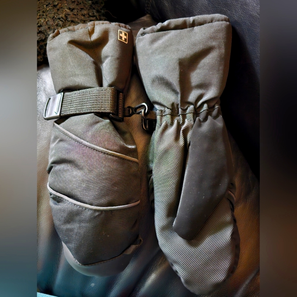 Swiss Tech Black Mittens